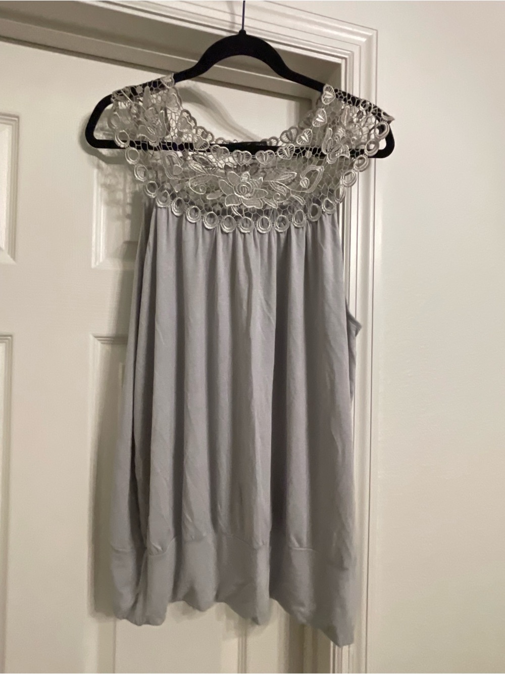 Simply Irresistible Light Gray Lace Yoke Sleeveless top. Size 18/20